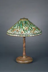 Bordlampe med grøn påskeliljeskærm, ca. 1898-1905 (bronze og blyindfattet glas)